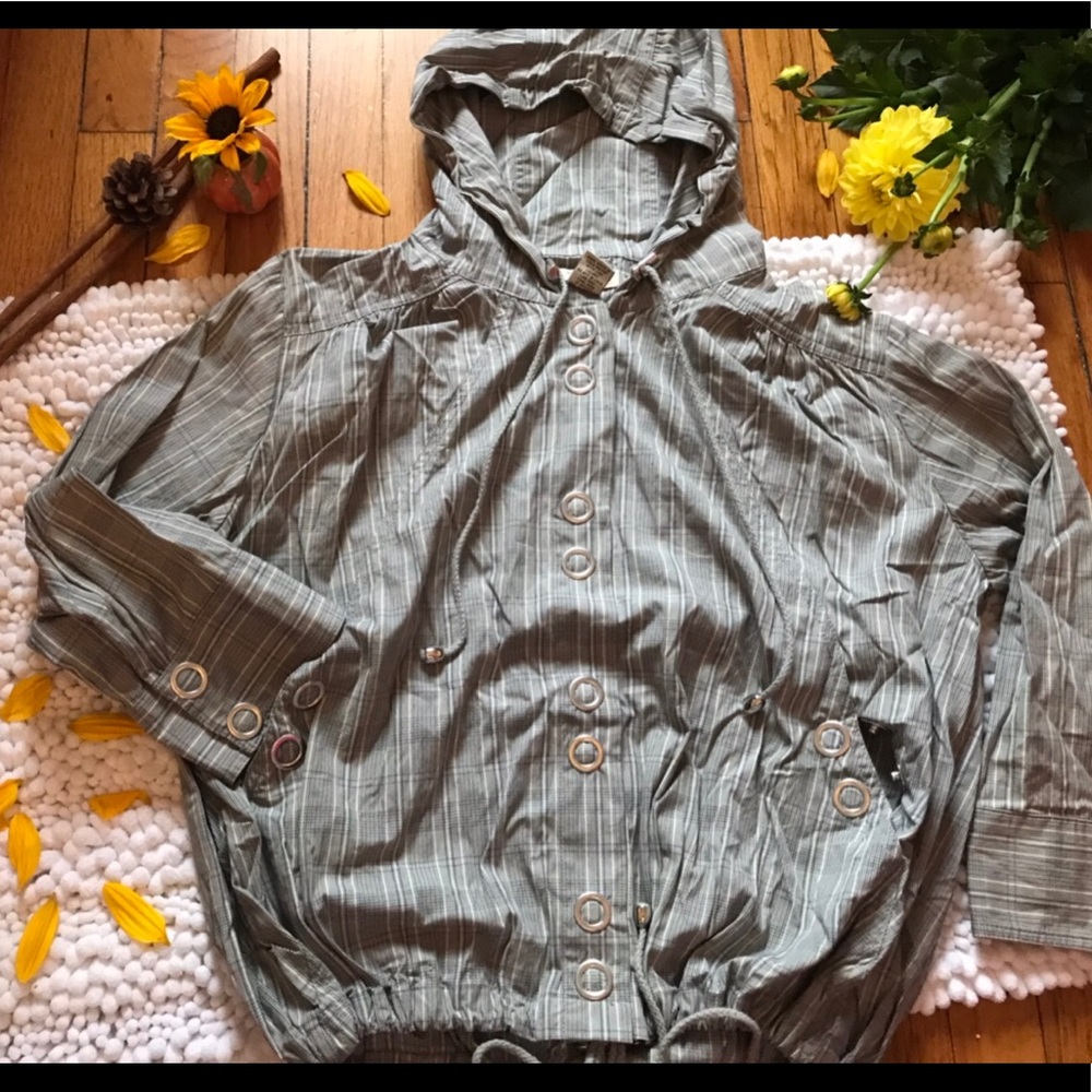 Vertigo paris. Size Xl. Grey and white plaid color